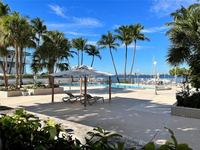 Foto del edificio - 1865 79th Street Causeway