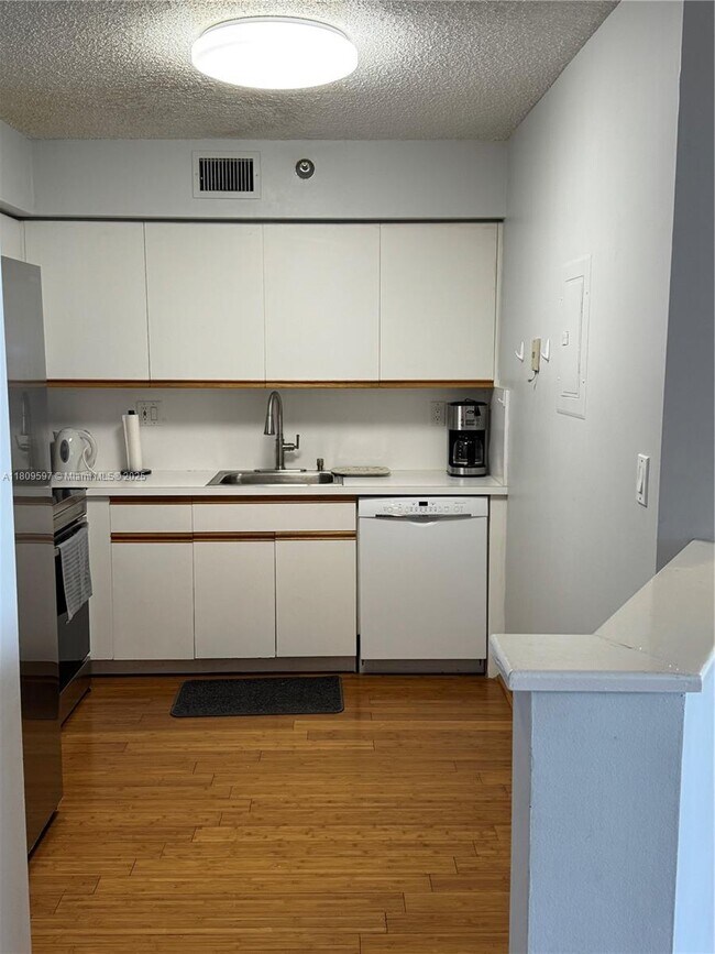 Foto del edificio - 3400 NE 192nd St