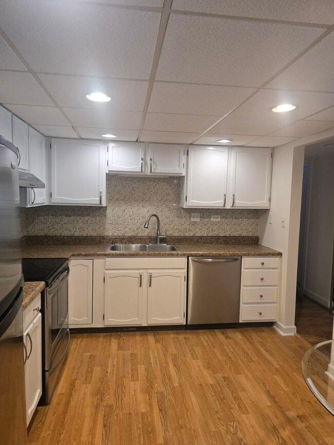 Building Photo - 450 Plum Creek Dr