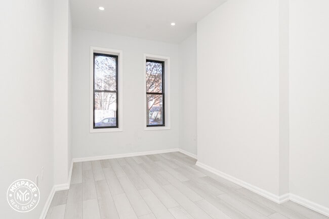 Building Photo - 696 Hancock St