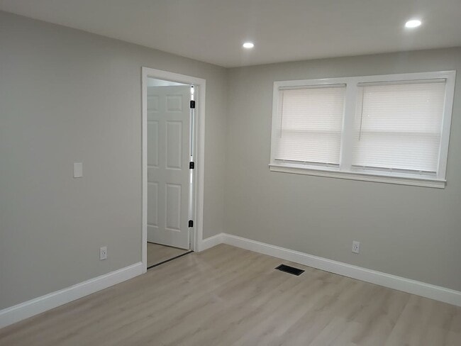 Building Photo - 98 Melville Ct