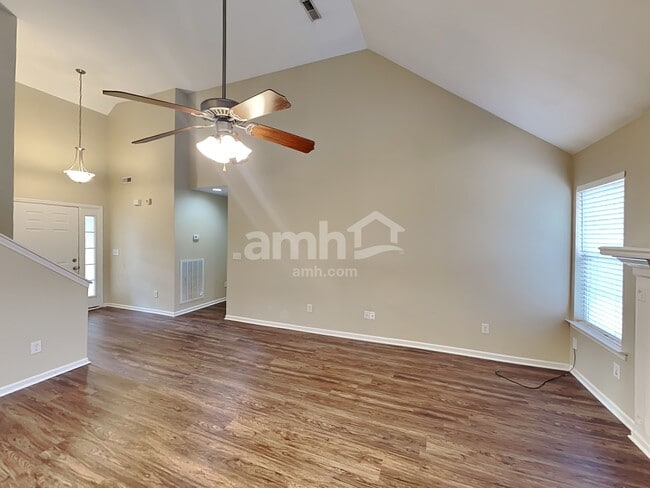 Building Photo - 1005 Matheus Dr
