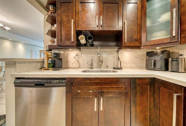 Building Photo - 6937 Bay Dr