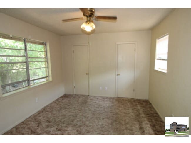 Building Photo - 806 Hackberry St