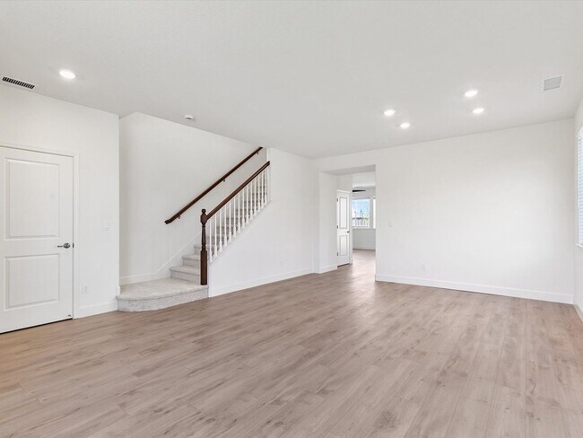 Foto del edificio - The Cypress - Large and Luxurious 2 Story with 4 Bedrooms, 3 Car Tandem Garage and fully fenced y...