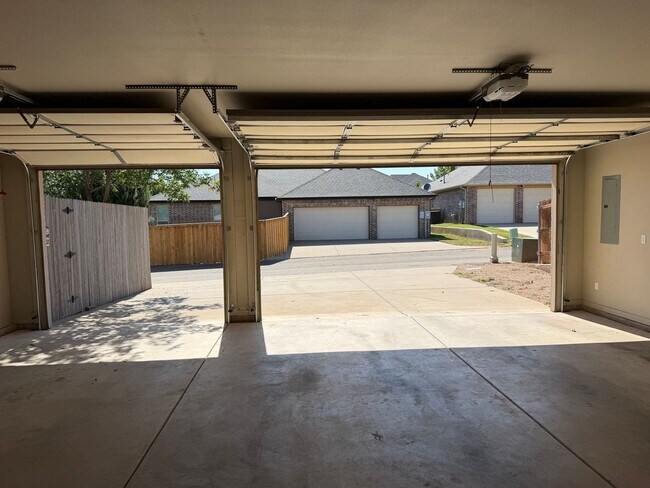 Building Photo - 6502 Isabella Dr
