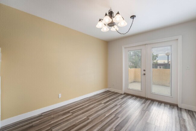 Foto del edificio - 2 Bedroom, 2.5 Bath Near Flamingo & Torrey Pines