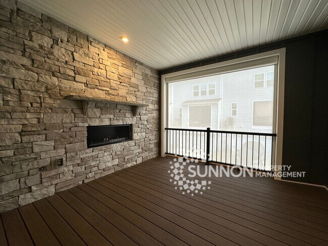 Foto del edificio - Beautiful 4 Bed 3.5 Bath Townhome minutes ...