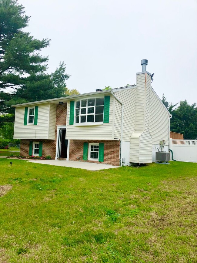 Building Photo - Spacious 4 Bedroom Single Family Home in S...