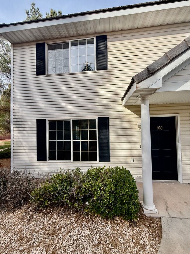 Building Photo - Remodeled 3-BR Lexington Townhome - End Unit