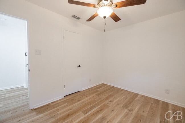 Building Photo - 2217 Bel Air Dr