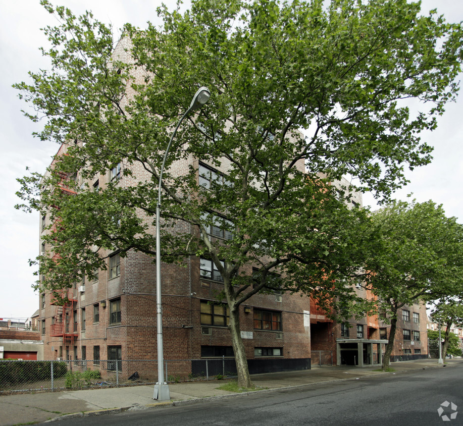 Building Photo - 100 E 92nd St