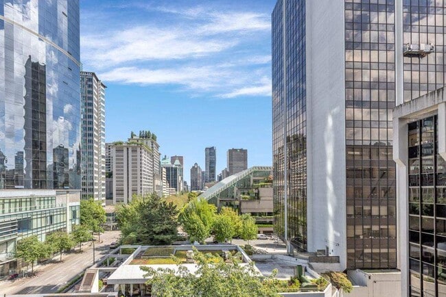 Building Photo - 1068 Hornby St