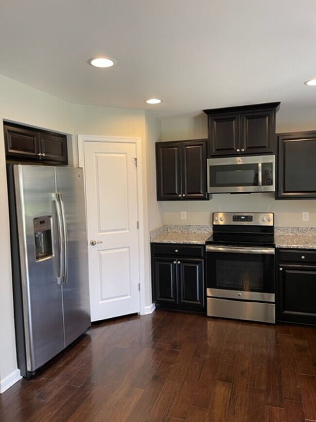 Building Photo - 3 br, 2.5 bath House - 2070 Morton Dr.