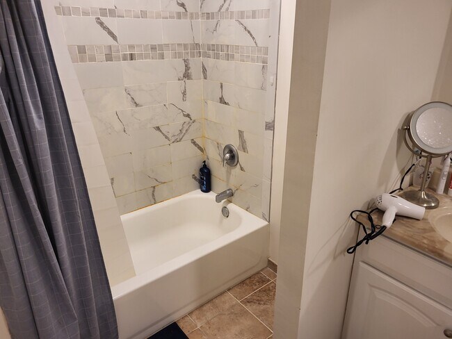 bañera con azulejos y ducha - 1508 Newcastle St