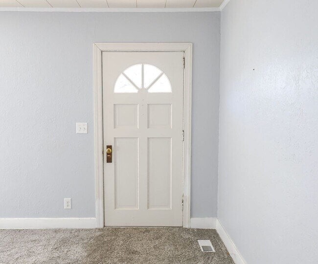 Building Photo - 1709 Oak Dr