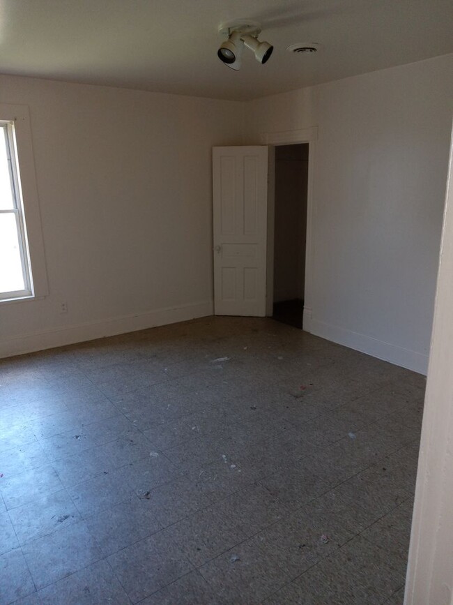 2517 W Garfield Ave Unit Upper A, Milwaukee, Wi 53205 - Room For Rent 