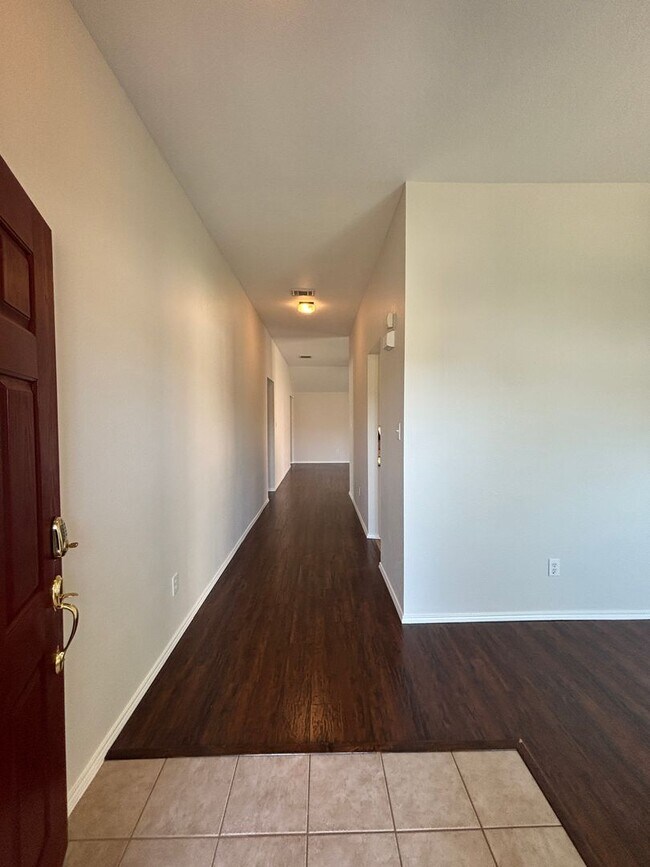 Foto del edificio - 4 BR/2BA | Updated Single Family Home | 2-Car Garage Parking | Fenced backyard