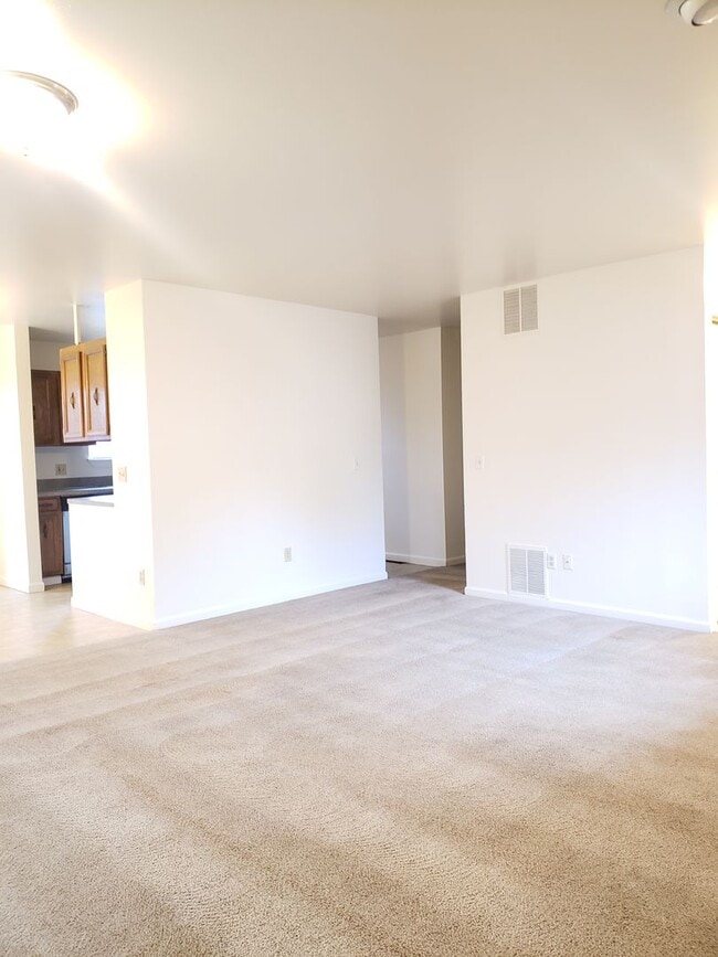 Building Photo - 909 Gellatly Ave