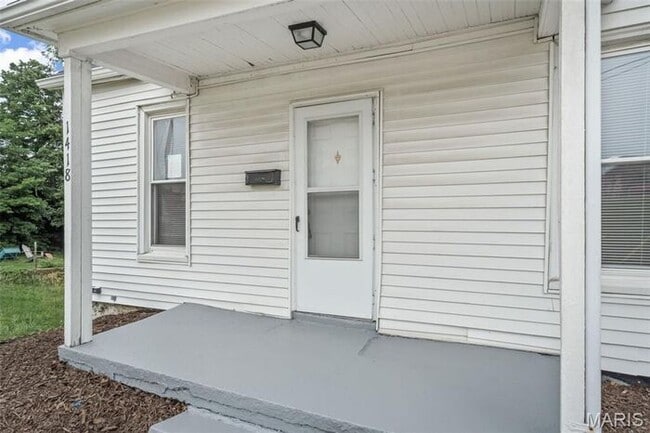 Building Photo - Completely remodeled and move-in ready!