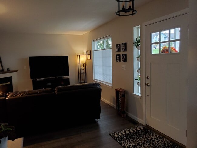 Building Photo - Beautiful 3 Bedroom Home with Massive Garage and Bonus Room