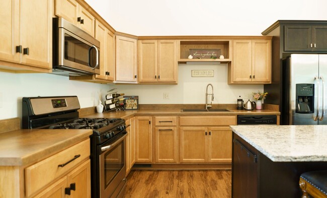 Foto del edificio - $300 SIGNING BONUS! 3 Bedroom Townhome Ava...