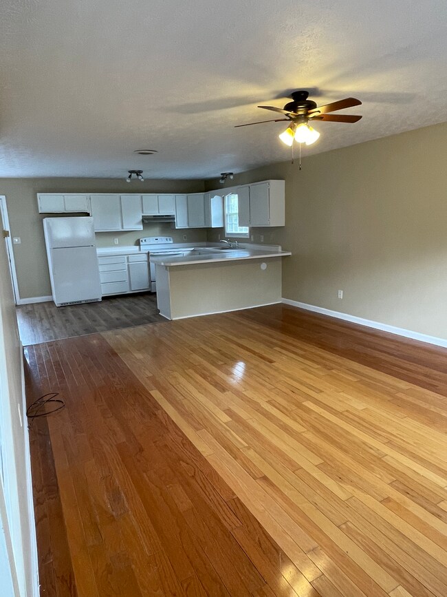 Living room - 1120 Trails End