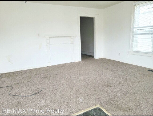Building Photo - 2 br, 1 bath House - 911 South Railroad St...
