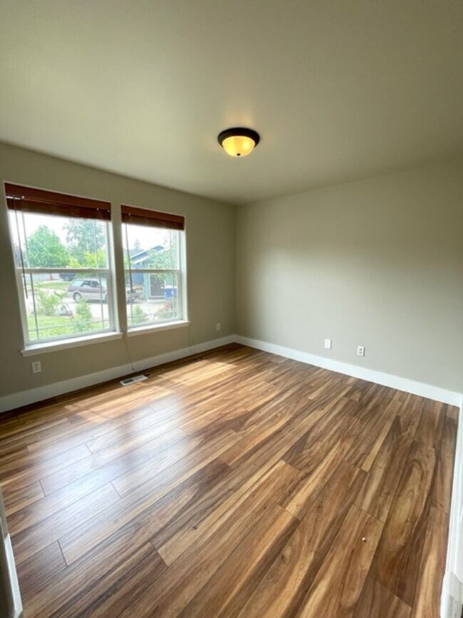 Building Photo - Gorgeous single level home in SE Bend with large fenced in backyard!