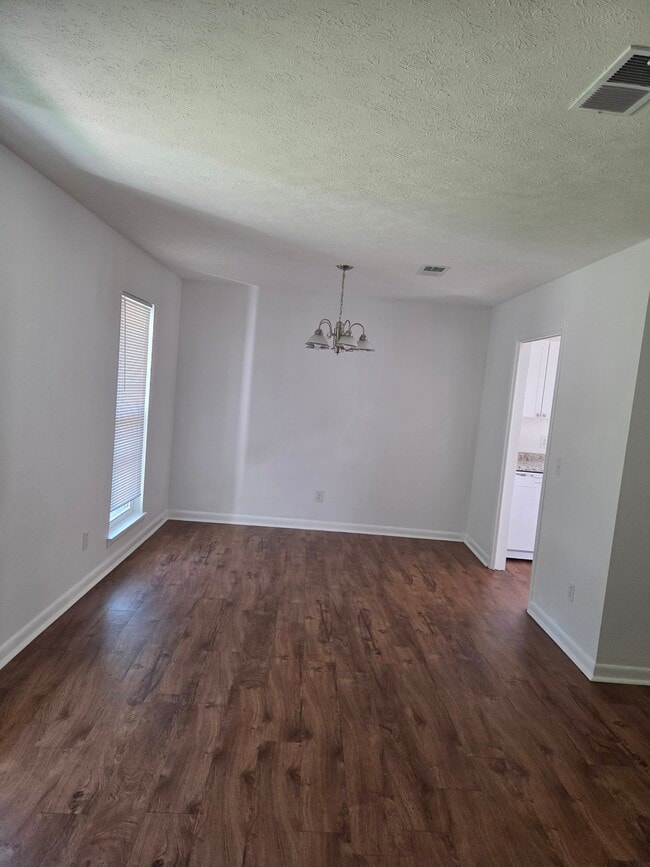 Building Photo - 1118 Country Cir