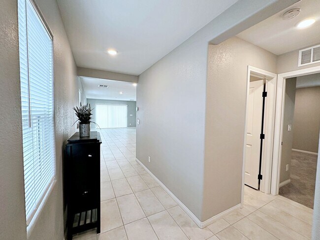 Foto del edificio - 4 BEDROOM + LOFT HOME IN GATED COMMUNITY