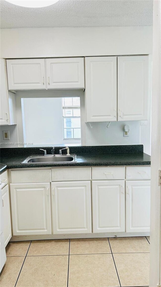 Building Photo - 978 SW 10th Dr