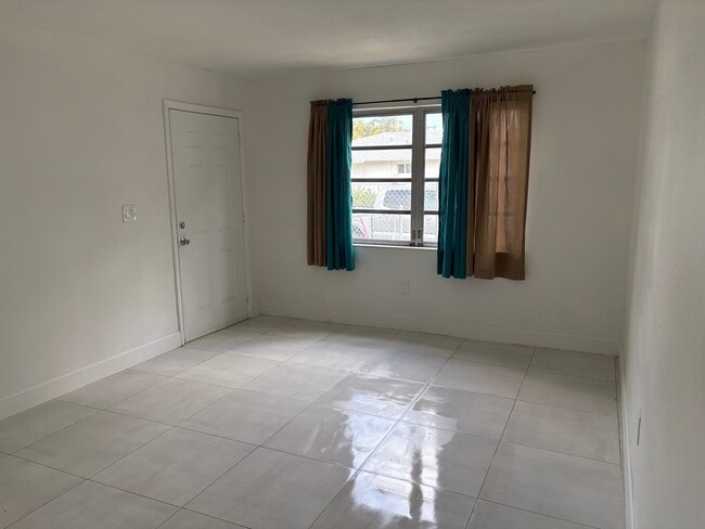 Foto del edificio - 170 NW 58th St