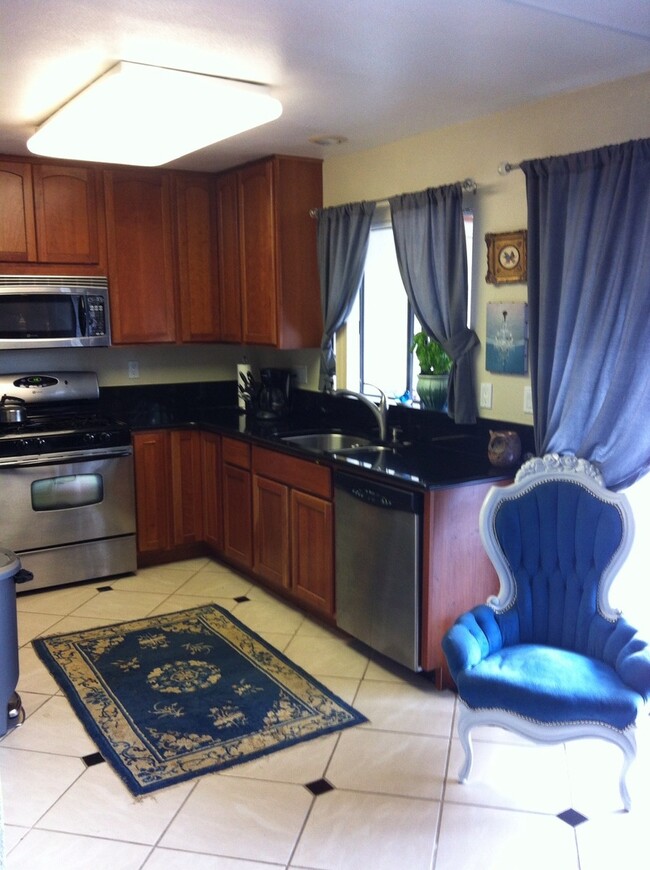 Foto del edificio - Large 3 bedroom 2-Story Townhome in Heart ...