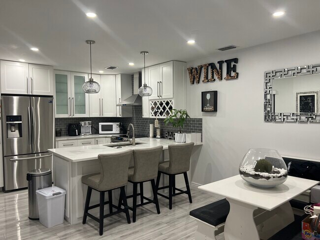 Building Photo - 3605 Cocoplum Cir