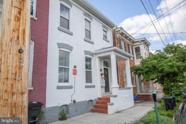 Building Photo - 212 W Burke St