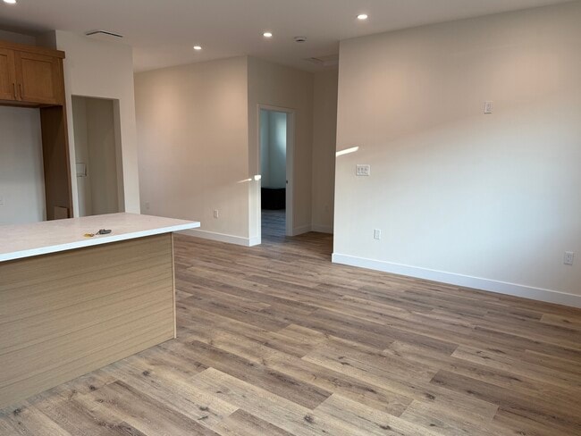 Building Photo - 3877 S Van Ness Ave