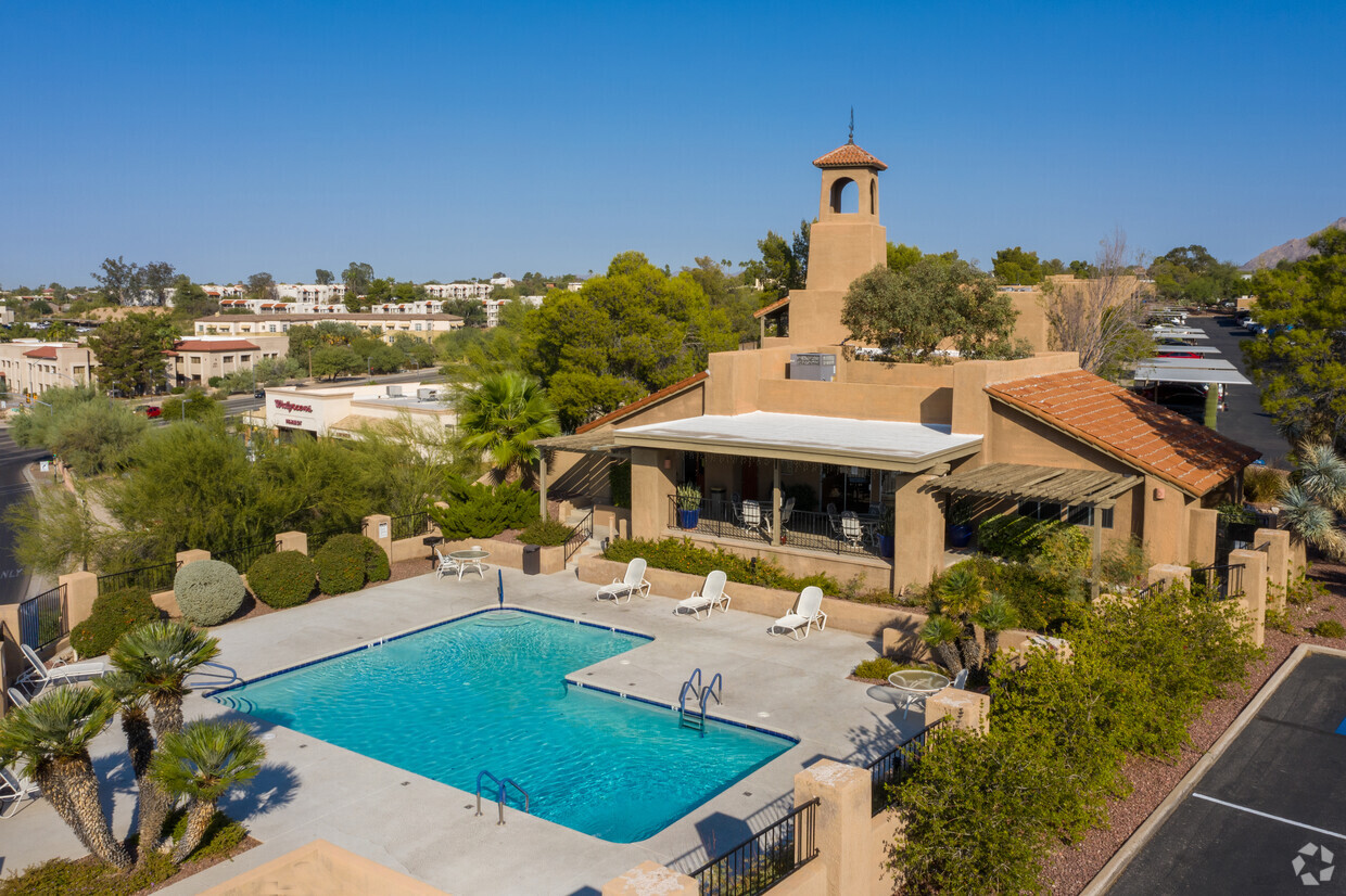 ¡Impresionantes vistas a la piscina! - Altamira Apartments