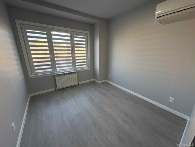 Foto del edificio - 58-46 Fresh Pond Rd