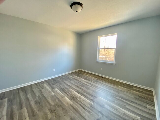 Building Photo - 1902 S Claremont Ave