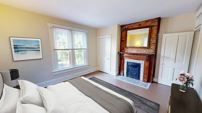 Building Photo - 3 BEDROOMS, 1 FULL BATHROOM + 2 FREE OFF-S...