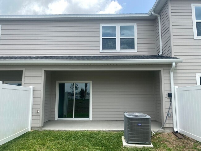Foto del edificio - Almost New 3/2/1 Modern Townhome!