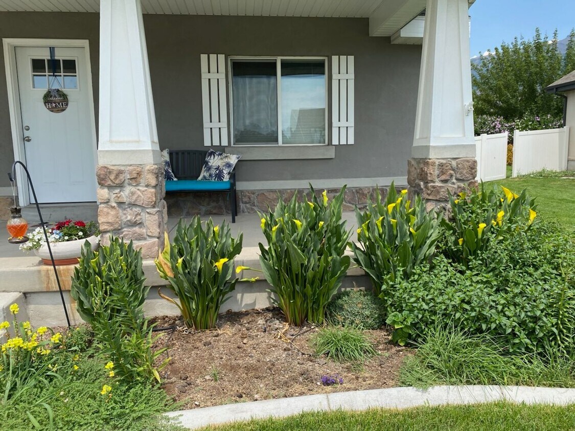 Foto principal - 5 Bedroom Home with Fully Fenced back yard