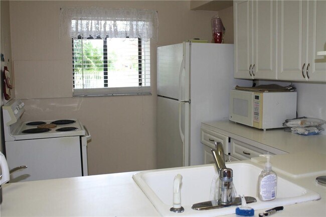 Building Photo - 2705 S Oakland Forest Dr