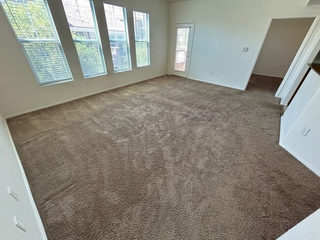 Building Photo - GREAT 2 BEDROOM CONDO IN NORTHWEST GATED C...