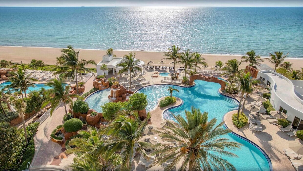 Foto principal - 18001 Collins Ave