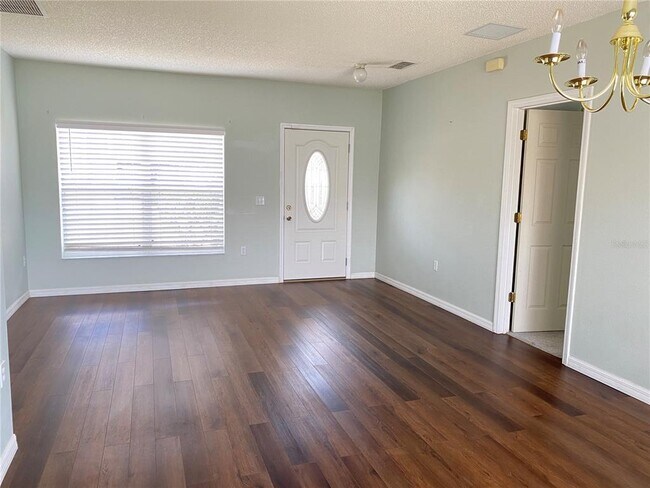 Building Photo - 410 Magpie Ct