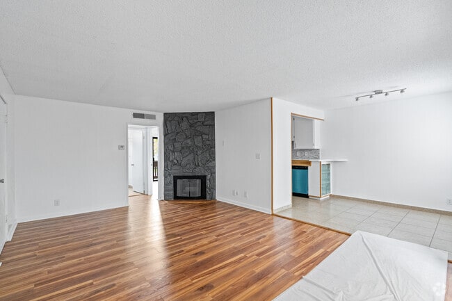 1BR, 1BA -750SF - Living Room - Burbank Villas