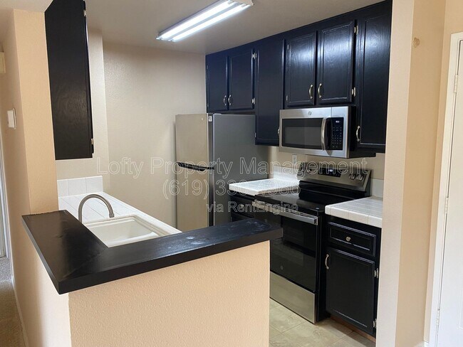 Foto del edificio - 7130 Shoreline Dr