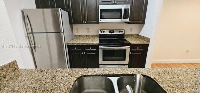 Foto del edificio - 1715 Village Blvd